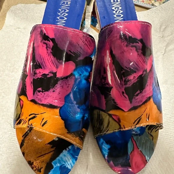 Sandals - Picture 2 of 4